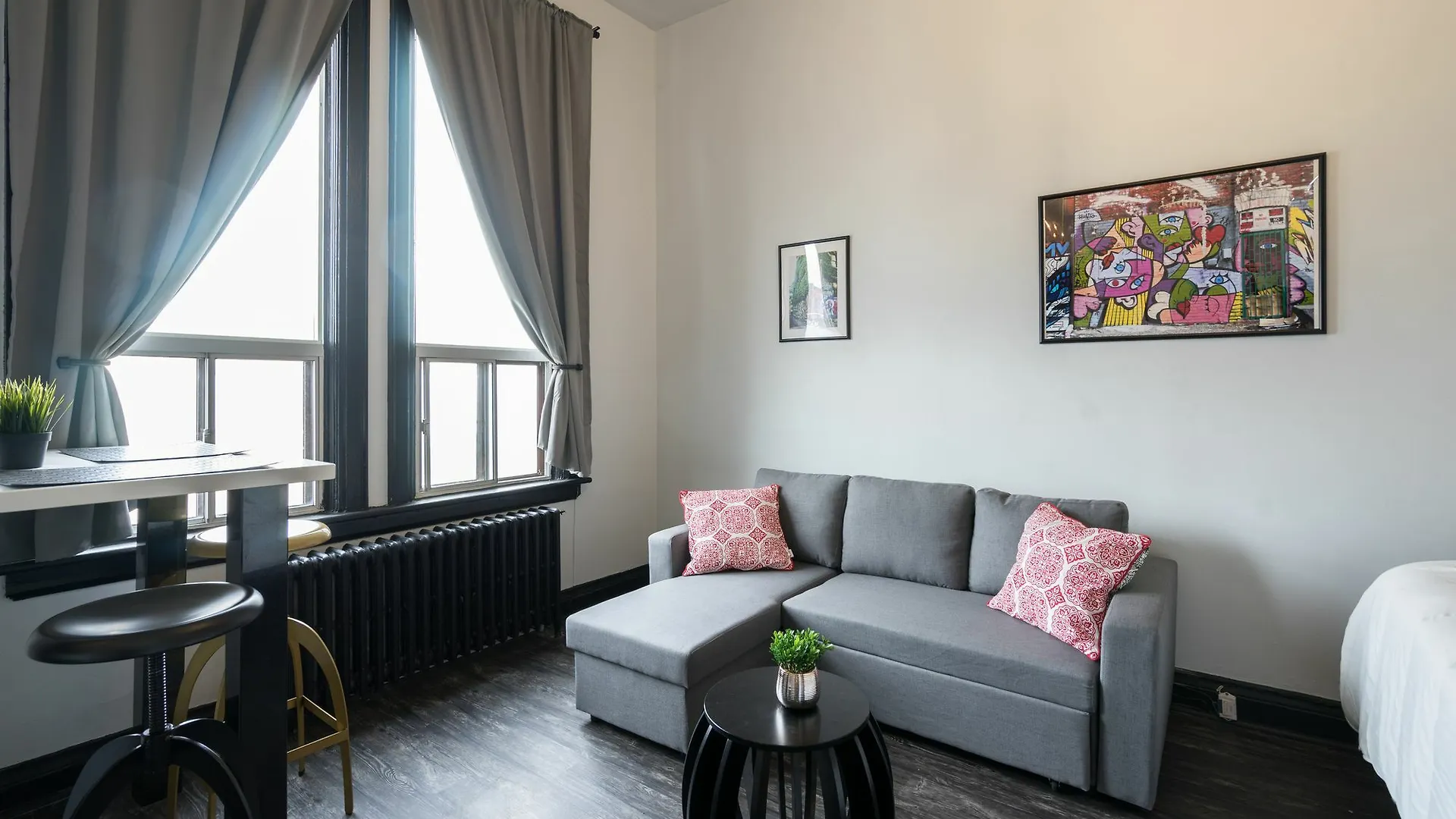 Applewood Suites - Toronto Traveller Loft Apartment